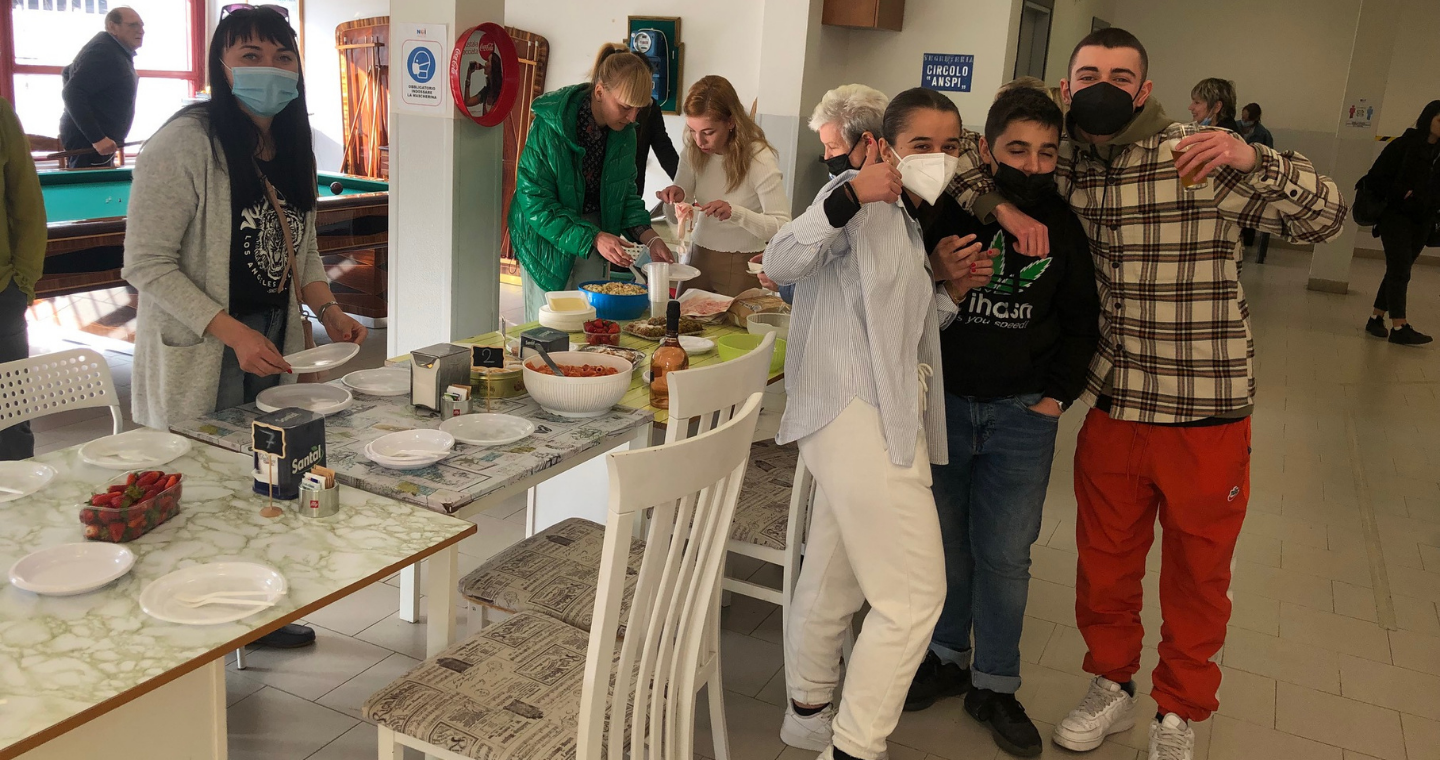 Cucina e laboratori di canto, danza e sartoria: così i ragazzi di Sedici modi di dire ciao aiutano i profughi ucraini a sentirsi meno soli